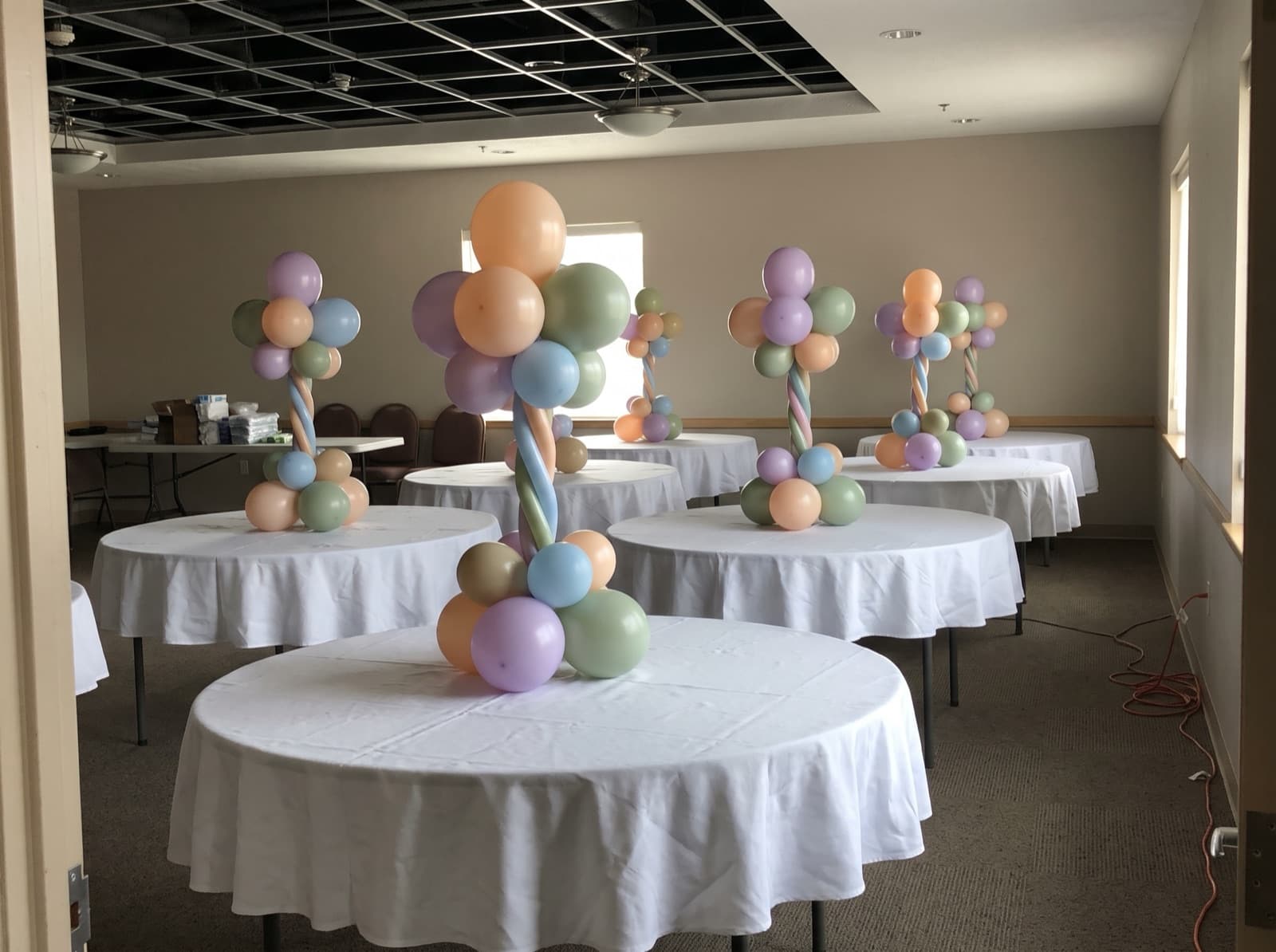Mini tabletop balloon columns as banquet centerpieces